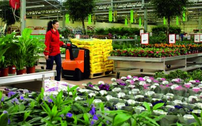 Transforma tu Almacén: Cómo los Apiladores y Transpaletas Toyota Maximizan la Productividad